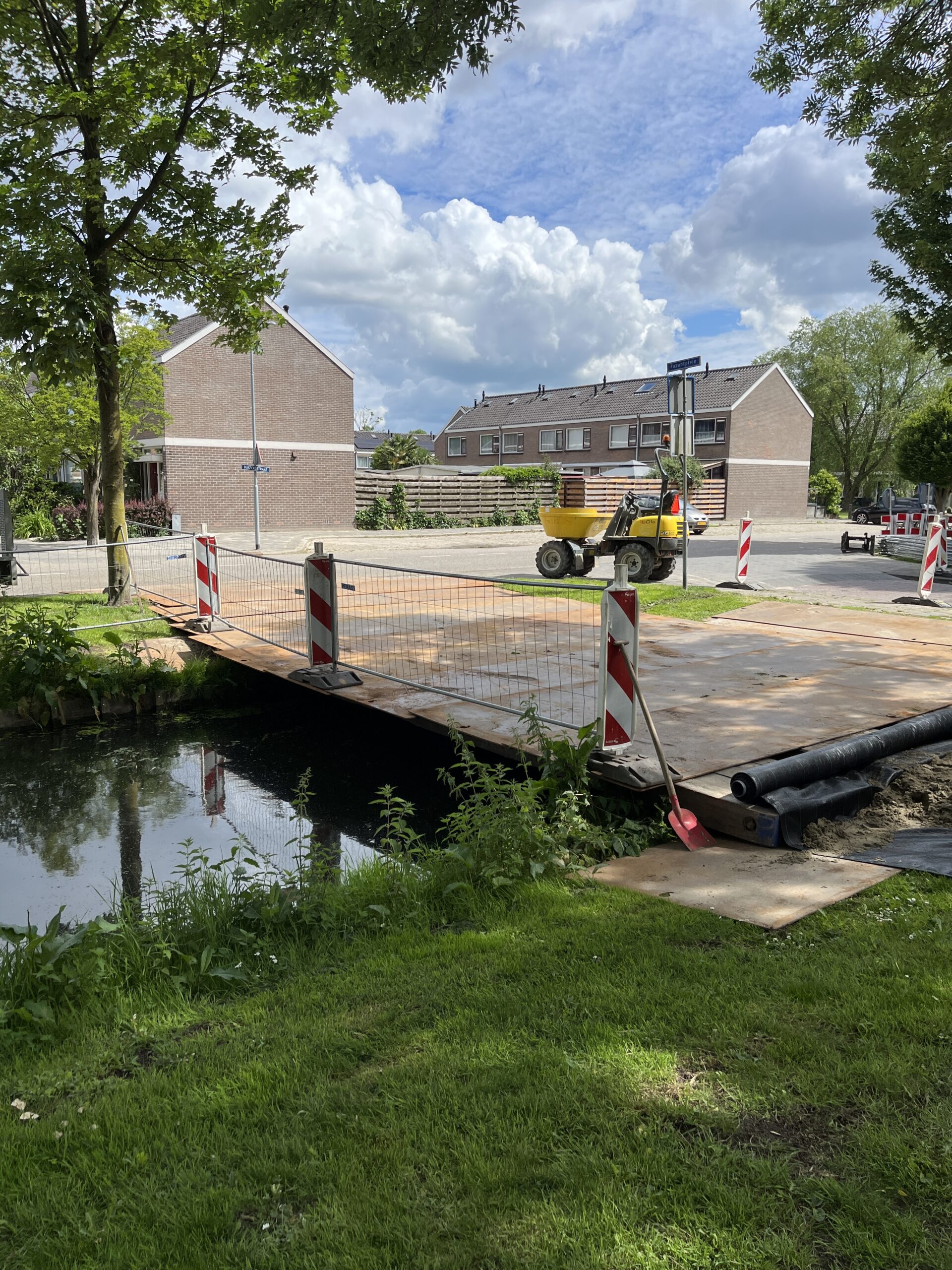 Brug bouwen over sloot